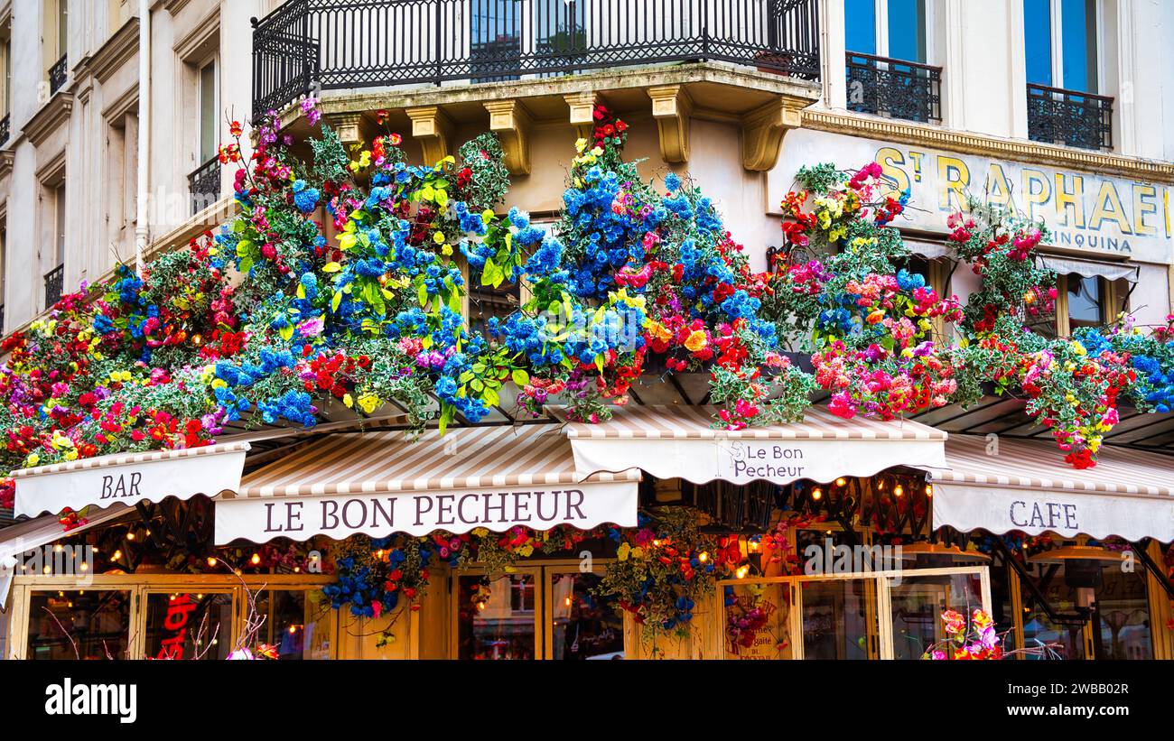 blick auf die straße einer Bar in Paris intensive Farben, wunderschöne Blumendekorationen Stockfoto