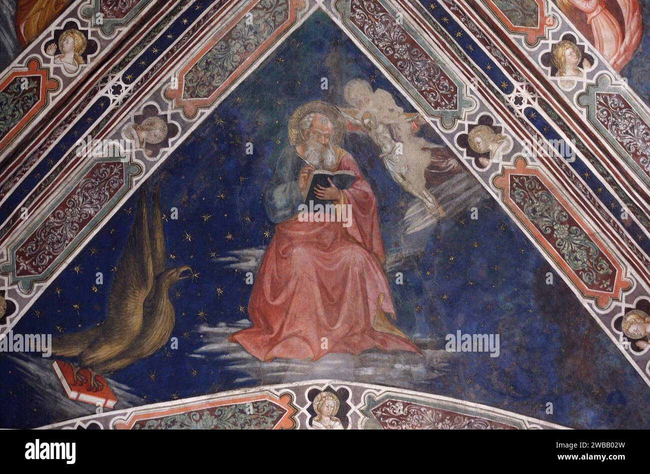 Italien Toskana Arezzo: Kirche San Francesco: Details des Freskos von Piero della Francesca über die Geschichte des wahren Kreuzes - Heiliger Johannes der Evangelist Stockfoto