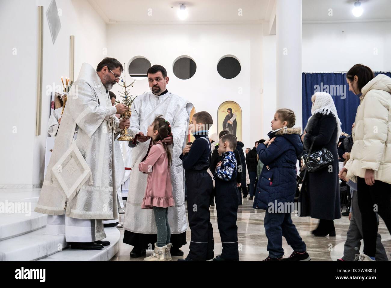 Nicht exklusiv: KIEW, UKRAINE - 6. JANUAR 2024 - Leiter der Ukrainischen Griechisch-Katholischen Kirche (UGCC) Sviatoslaw Schewtschuk teilt die Heilige Kommunion mit Stockfoto