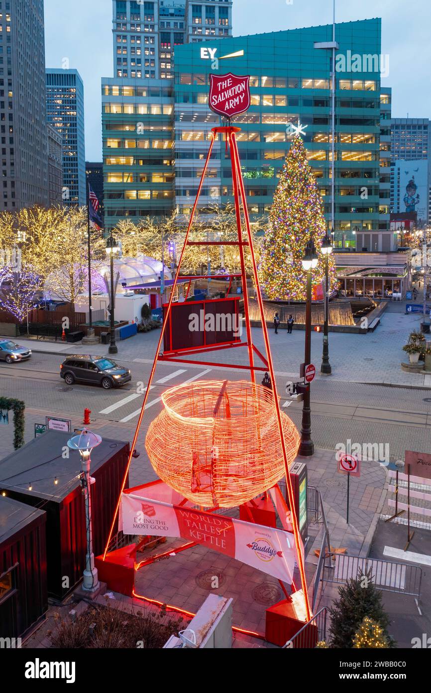 Detroit, Michigan – der weltweit höchste rote Wasserkocher der Heilsarmee im Campus Martius Park. Die Wohltätigkeitsorganisation nutzt Hunderte von kleinen roten Wasserkocher vor dem Laden Stockfoto