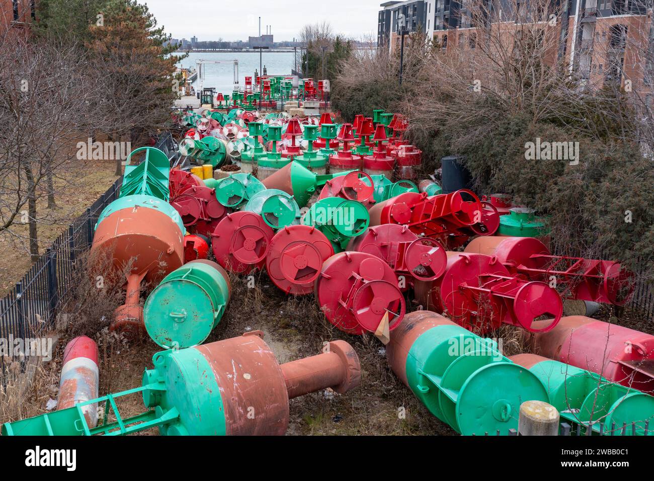 Detroit, Michigan - Seeblojen werden in der US-Küstenwache gelagert. Die Bojen markieren den Schifffahrtskanal von Saginaw Bay in Lake Huron thro Stockfoto