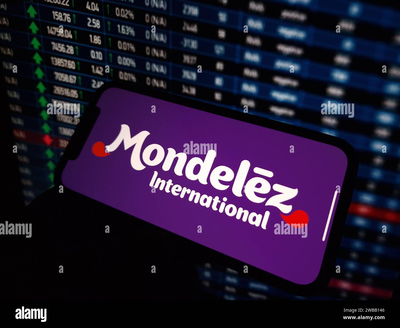 Konskie, Polen - 07. Januar 2024: Das Firmenlogo von Mondelez wird auf dem Bildschirm des Mobiltelefons angezeigt Stockfoto