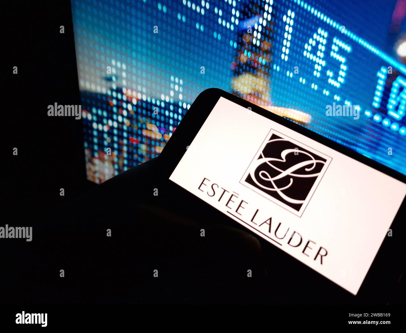 Konskie, Polen - 07. Januar 2024: Das Firmenlogo von Estee Lauder wird auf dem Bildschirm des Mobiltelefons angezeigt Stockfoto