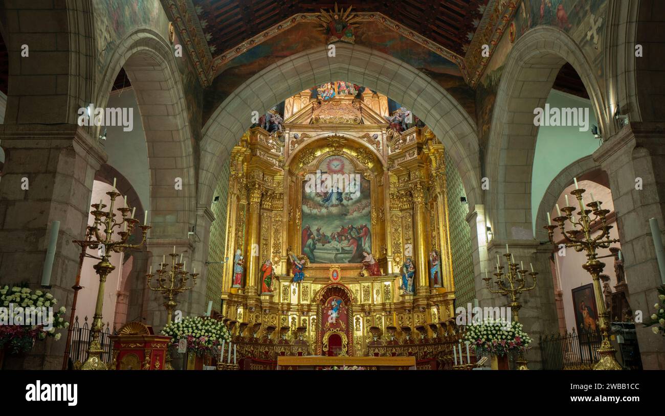 Quito, Pichincha / Ecuador - 26. November 2023: Hauptaltar mit Blattgold in der Primatenkathedrale der Stadt Quito Stockfoto