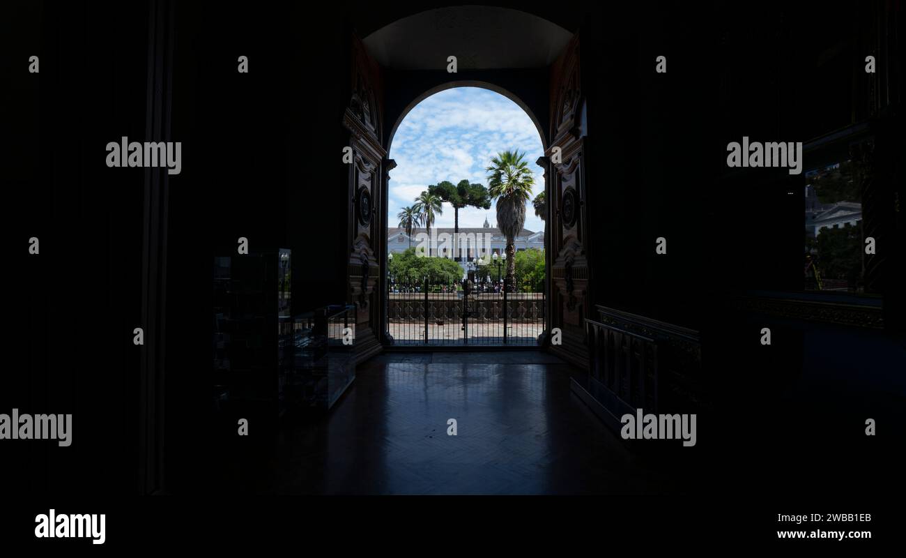 Quito, Pichincha / Ecuador - 26. November 2023: Menschen, die auf der Plaza de la Independencia spazieren gehen, aus dem Inneren der Primada Kathedrale der Stadt Q Stockfoto