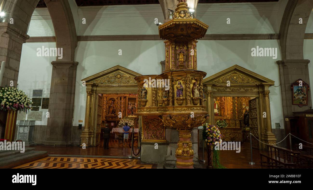 Quito, Pichincha / Ecuador - 26. November 2023: Kanzel mit Blattgold im Inneren der Primatenkathedrale der Stadt Quito Stockfoto