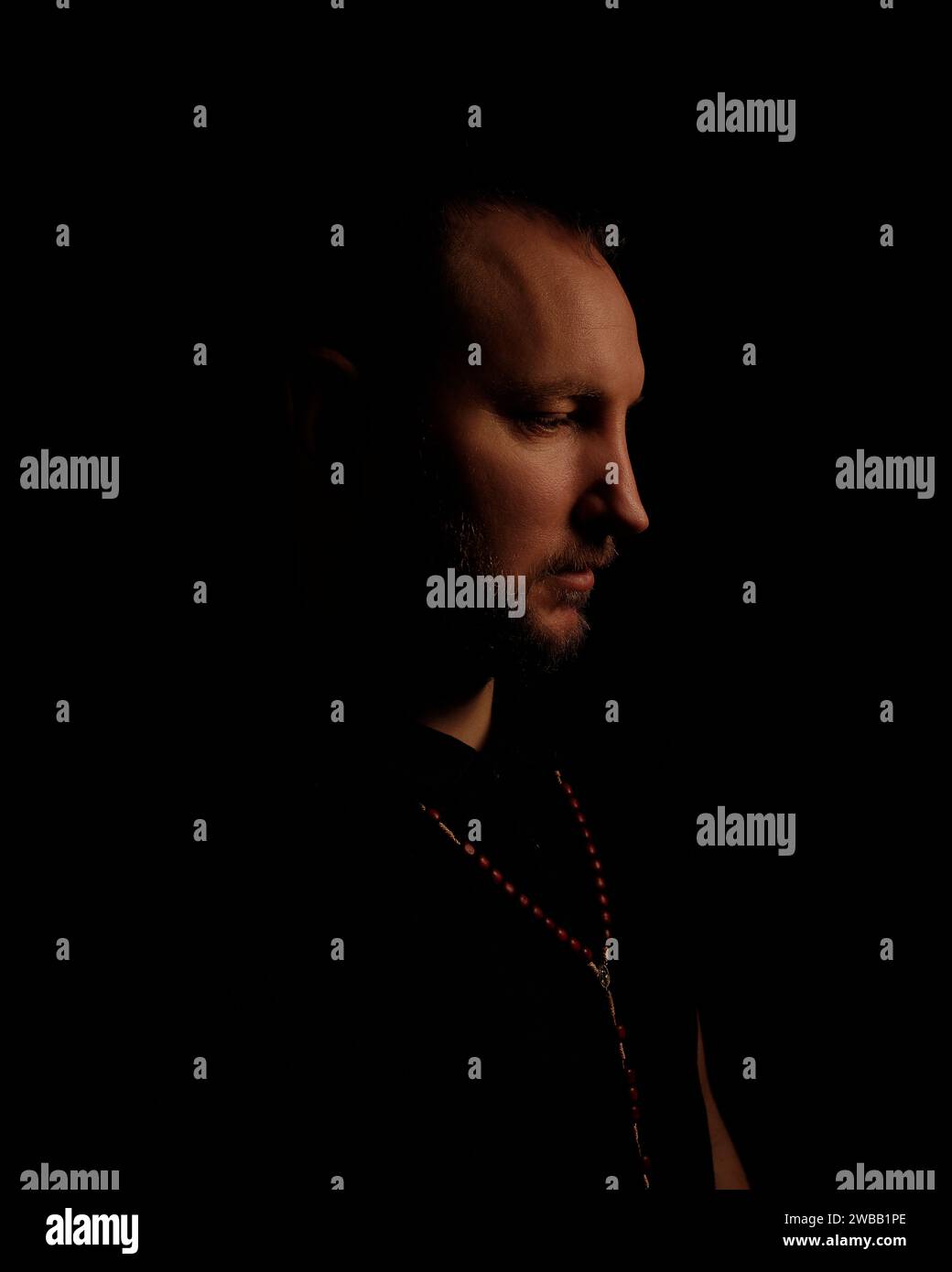 In dem ergreifenden Porträt vermitteln die Augen des Mannes, Pools der Melancholie, eine stille Erzählung von Herzschmerzen. Stockfoto