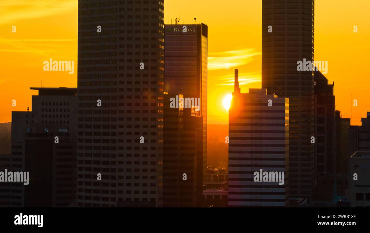 Golden Hour Glühen bei Sonnenuntergang aus nächster Nähe der Skyline von Indianapolis Stockfoto