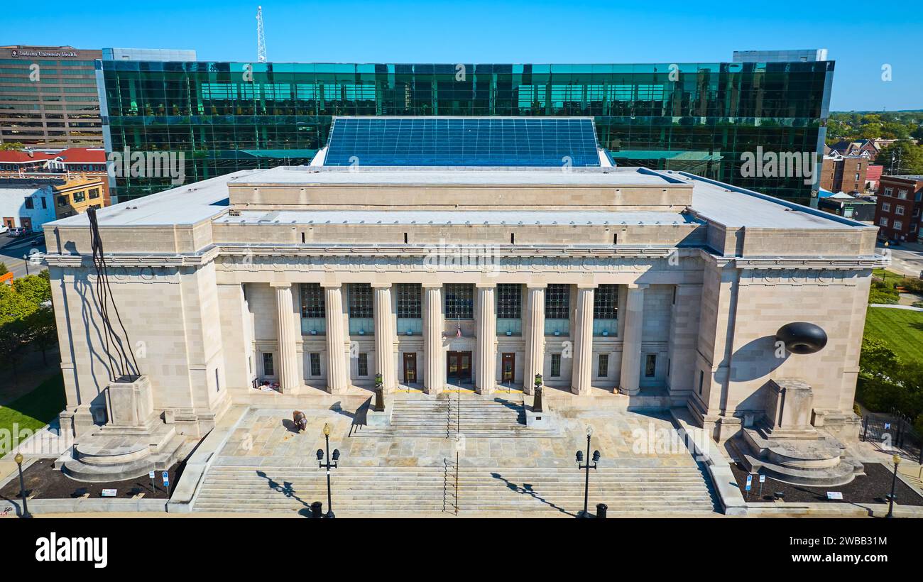 Blick aus der Vogelperspektive auf die neoklassische Bibliothek vor der modernen Skyline von Indianapolis Stockfoto