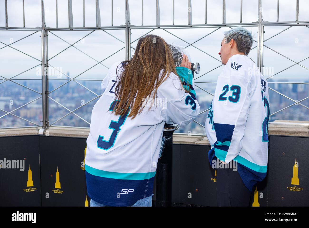 New York, USA. Januar 2024. Madison Packer und Olivia Zafuto beleuchteten am 9. Januar 2024 das Empire State Building in New York, NY, um das erste Saison- und Heimspiel der Women's Hockey League in New York zu feiern. (Foto: Hailstorm Visuals/SIPA USA) Credit: SIPA USA/Alamy Live News Stockfoto