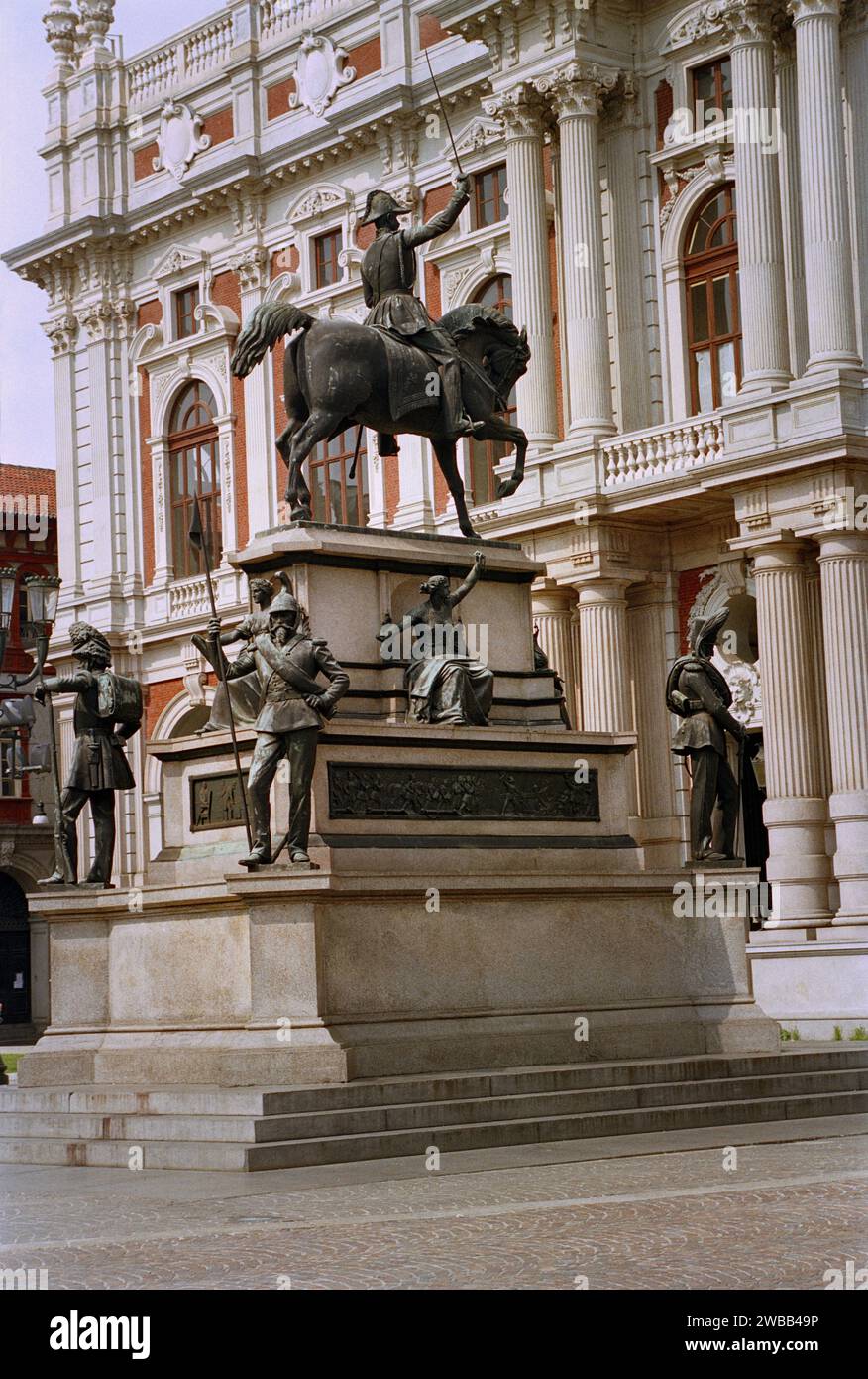 Italien, Piemont, Turin, Carlo Alberto Square, Carlo Alberto of Savoy Monument von Carlo Marochetti aus dem Jahr 1860 Stockfoto