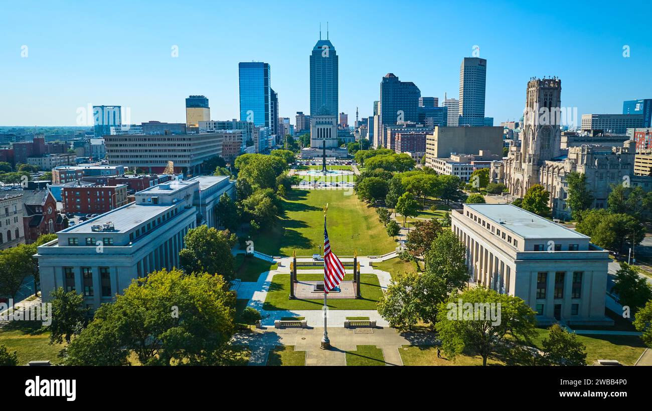 Blick aus der Vogelperspektive auf den Urban Park mit amerikanischer Flagge und Skyline der Stadt Stockfoto
