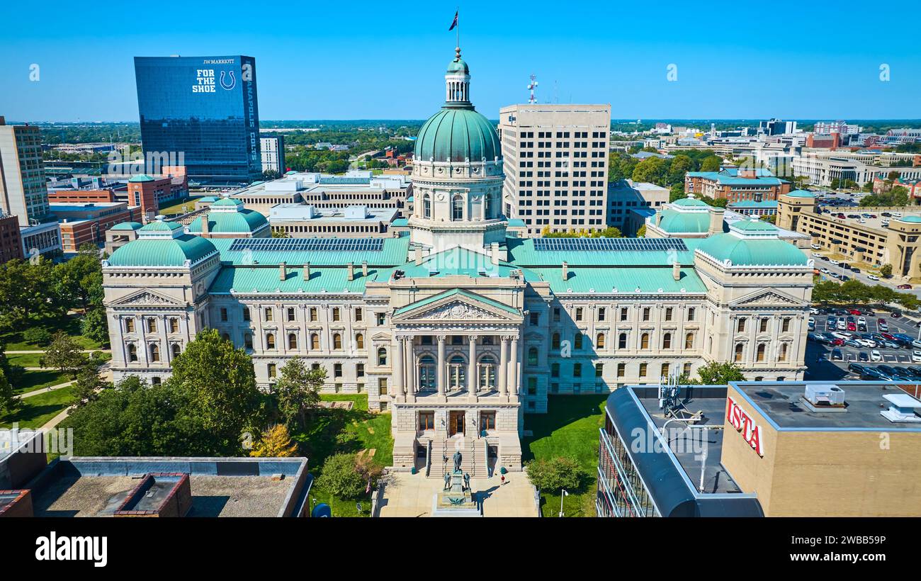 Blick aus der Vogelperspektive auf das klassische Regierungsgebäude mit Dome, Downtown Indianapolis Stockfoto