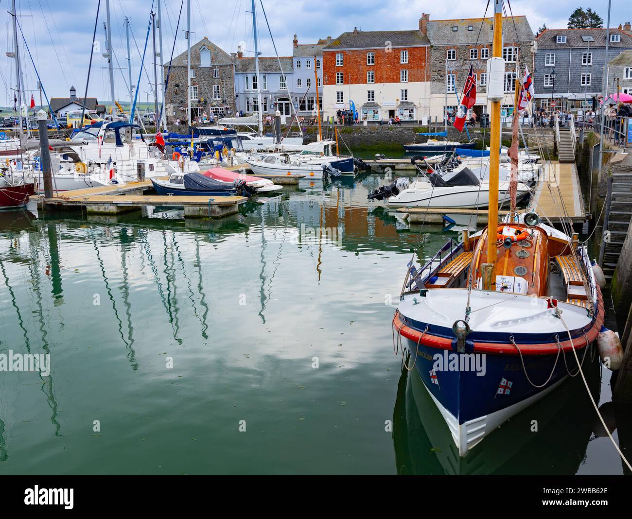Boote im malerischen Padstow Harbour Cornwall England Stockfoto