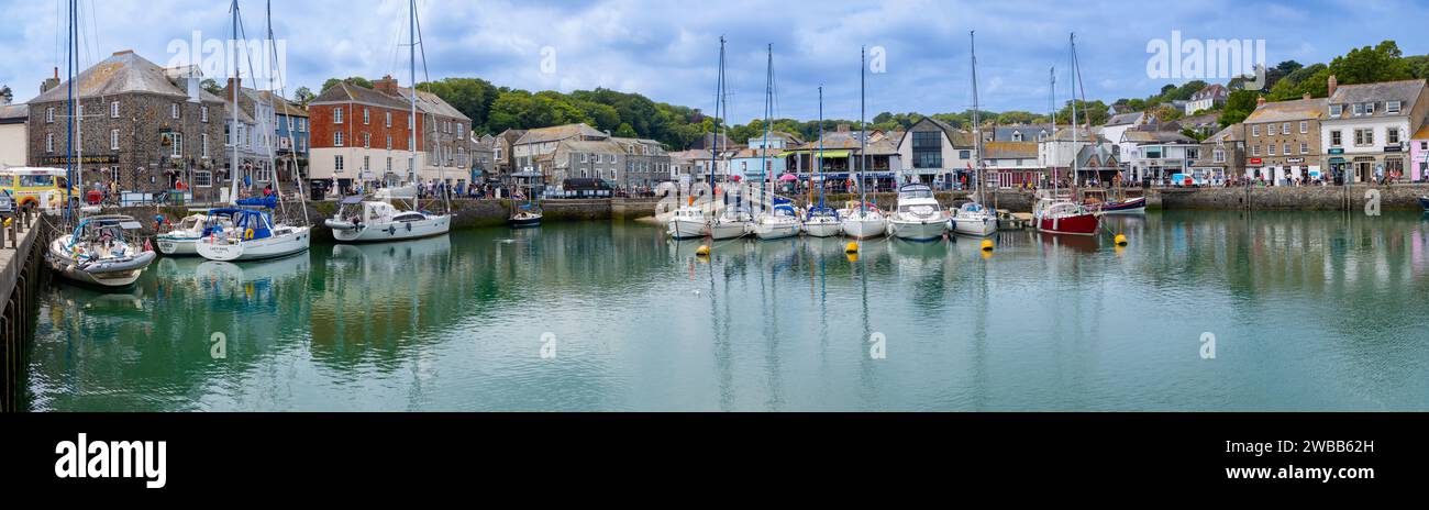 Yachten und Boote liegen im kleinen hübschen Fischerhafen von Padstow Cornwall England Stockfoto