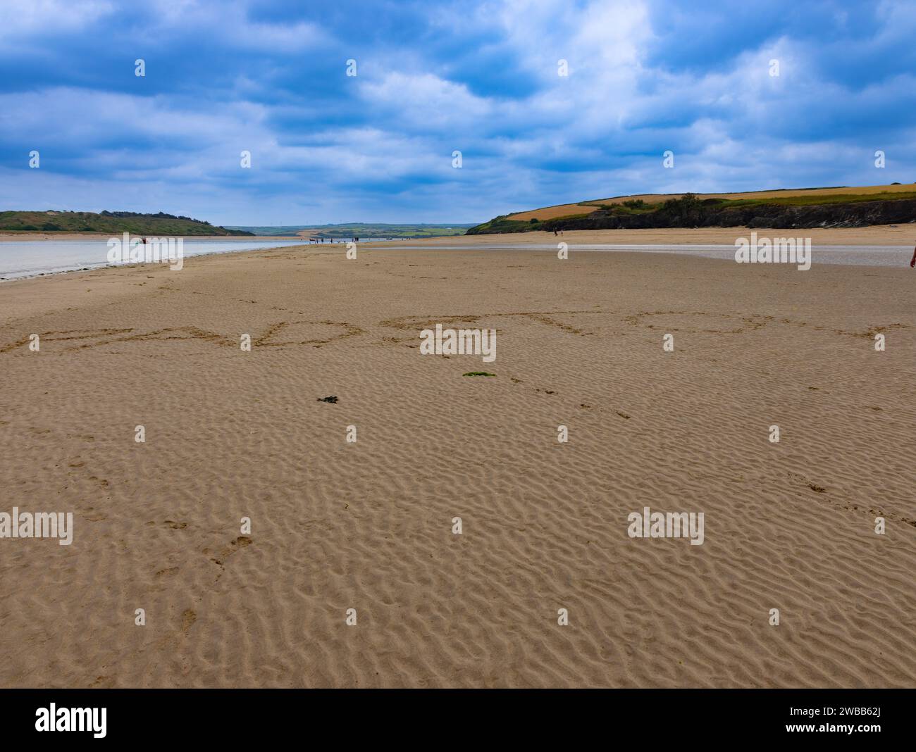 Worte, die Padstow in Sand geschrieben hat, in der Doom Bar in der Kamelmündung. Cornwall England Stockfoto