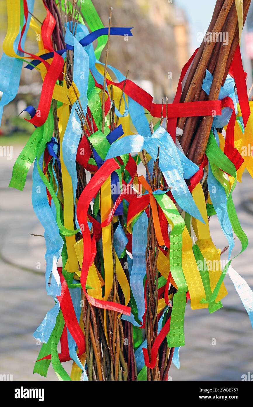 Traditionelle tschechische Wicker-Peitsche zum Verkauf auf einem Markt in der Nähe. Traditionelle osterdekoration. Stockfoto