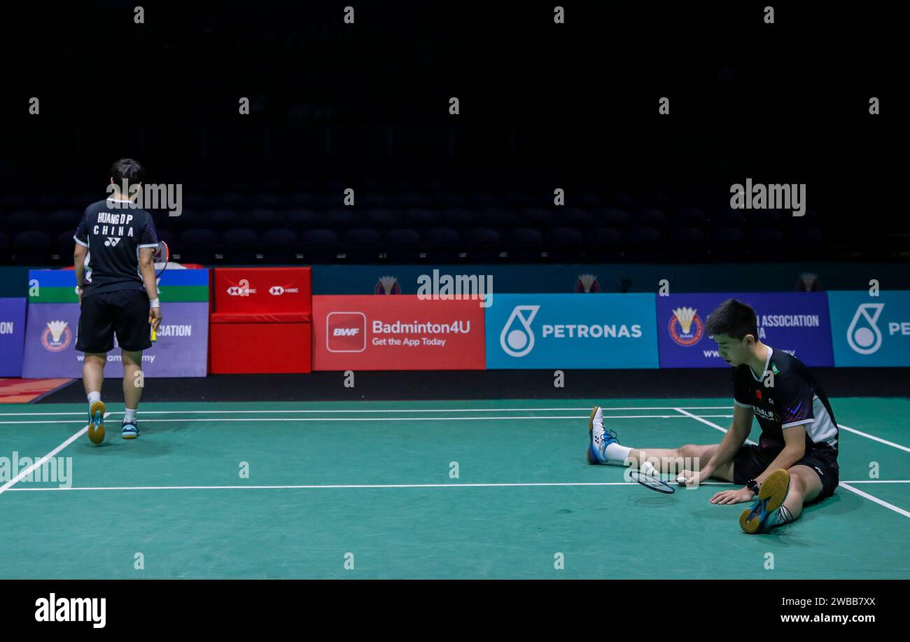 Kuala Lumpur, Malaysia. Januar 2024. Feng Yan Zhe (R) und Huang Dong Ping aus China im Kampf gegen Supak Jomkoh und Supissara Paewsampran (nicht abgebildet) aus Thailand im Mixed Doppel Round 32 Spiel der Petronas Malaysia Open 2024 in der Axiata Arena. Supak Jomkoh und Supissara Paewsampran siegten mit Punkten; 22/21: 20/19. (Foto: Wong Fok Loy/SOPA Images/SIPA USA) Credit: SIPA USA/Alamy Live News Stockfoto