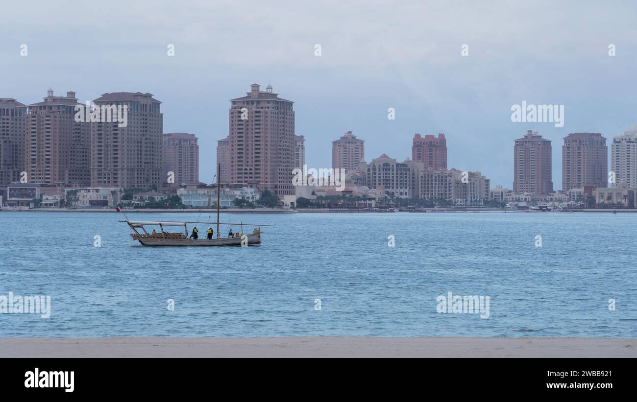 doha, katar - Dezember 12,2023 : wunderschöner Blick auf katar Peral Gebiet vom Katara Strand Stockfoto