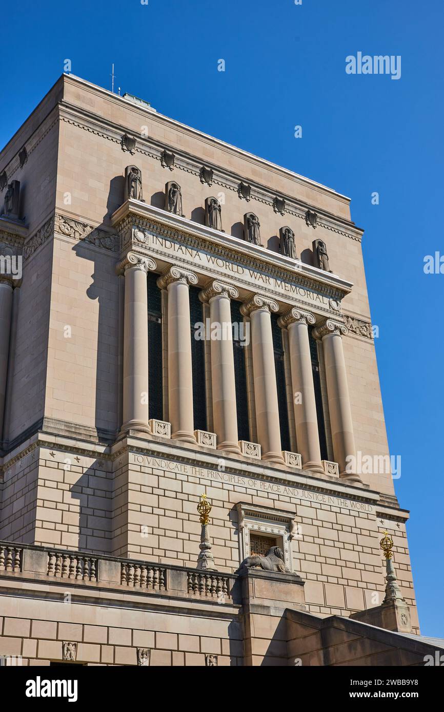 Indiana World war Memorial Grandeur, sonnendurchflutete Säulen und Skulpturen, Indianapolis Stockfoto