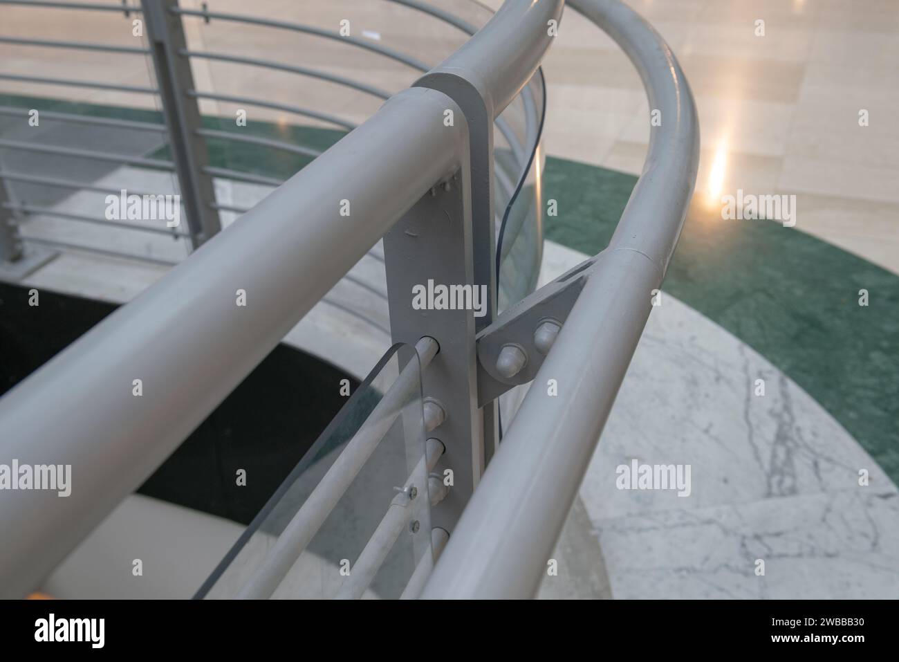 Handlauf mit doppelter Geländer, moderne Struktur, architektonische Details, geschwungenes Element mit verstärkter und abfallsicherer Struktur. Stockfoto