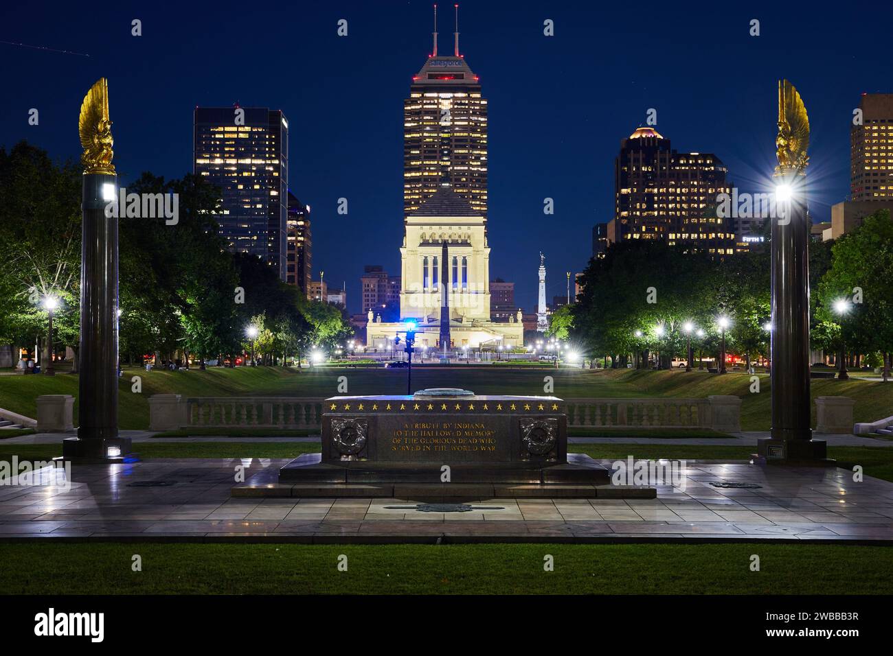 Indianapolis Soldiers' Memorial at Night mit Urban Skyline Hintergrund Stockfoto
