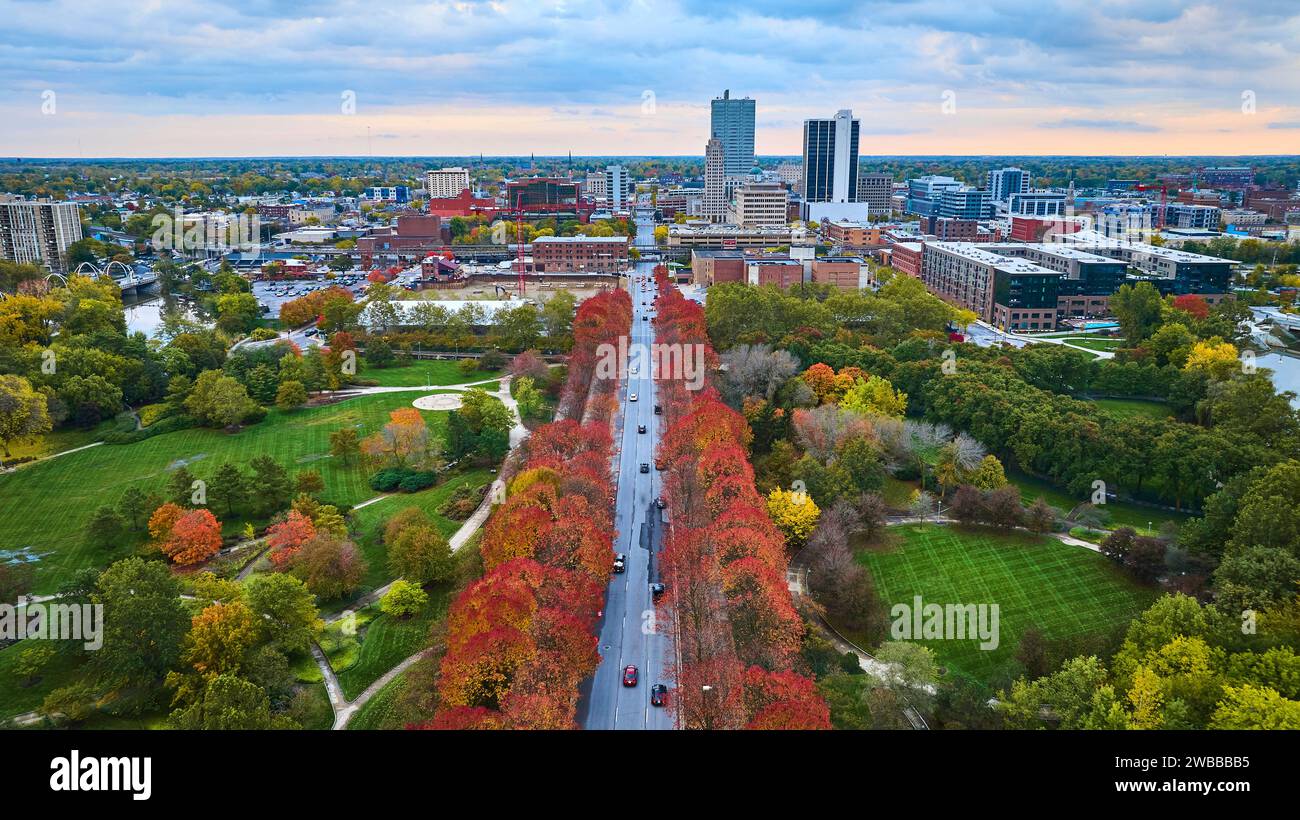 Luftlinie Herbststadt mit baumgesäumtem Boulevard am Sonnenaufgang Stockfoto