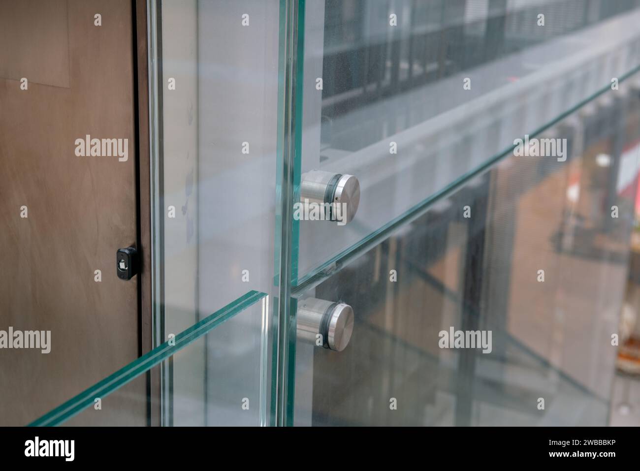 Geländerglas, moderne Struktur, architektonische Details, doppeltes bruchsicheres Glas Stockfoto