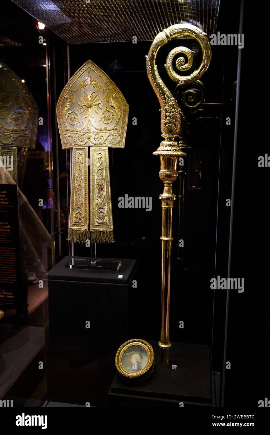 Ausstellung: Mainzer Domschatz 24.11.2022 Mainz der Mainzer Domschatz wird in Mainzer Dom ausgestellt. l-r 73 I Mintra des Bischofs Joseph Ludwig Colmar Frankreich, 19. Jh. Und 72 I Stab und Lrümme von Bischof Joseph Ludwig Colmar Paris, 1802. Mainz Mainz Rheinland-Pfalz Deutschland *** Ausstellung Mainzer Domschatz 24 11 2022 Mainz der Mainzer Domschatz ist im Mainzer Dom l r 73 i Mintra des Bischofs Joseph Ludwig Colmar Frankreich, 19. Jahrhundert und 72 I Stab und Stamm des Bischofs Joseph Ludwig Colmar Paris ausgestellt. 1802 Mainz Mainz Rheinland-Pfalz Deutschland Stockfoto