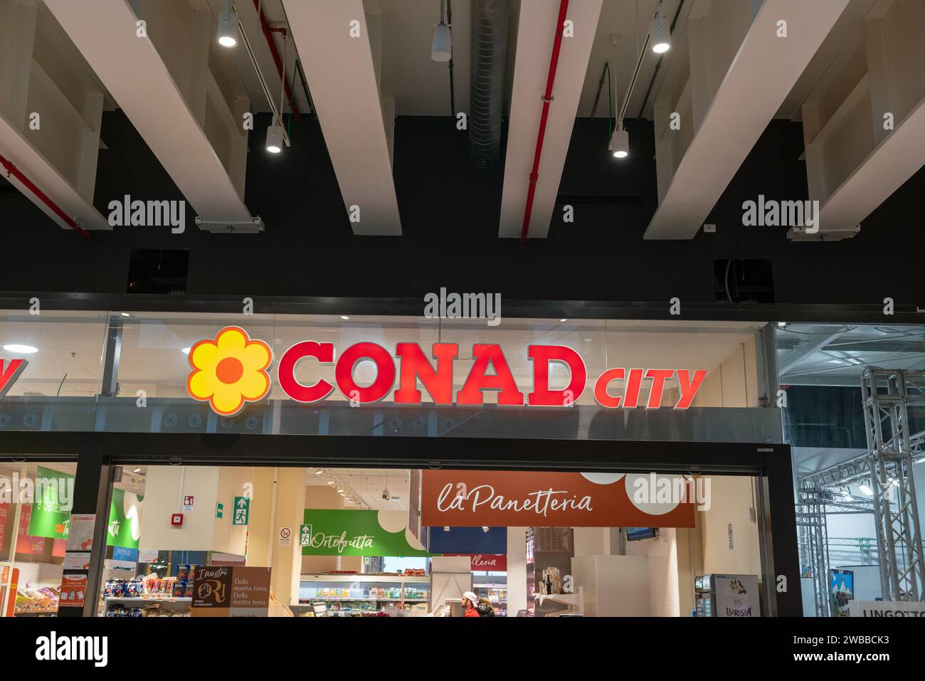 conad Shopping Center Logo, beleuchtetes Schild, saisonale Verkaufszeit. Turin, Italien, 09. Januar 2024 Stockfoto