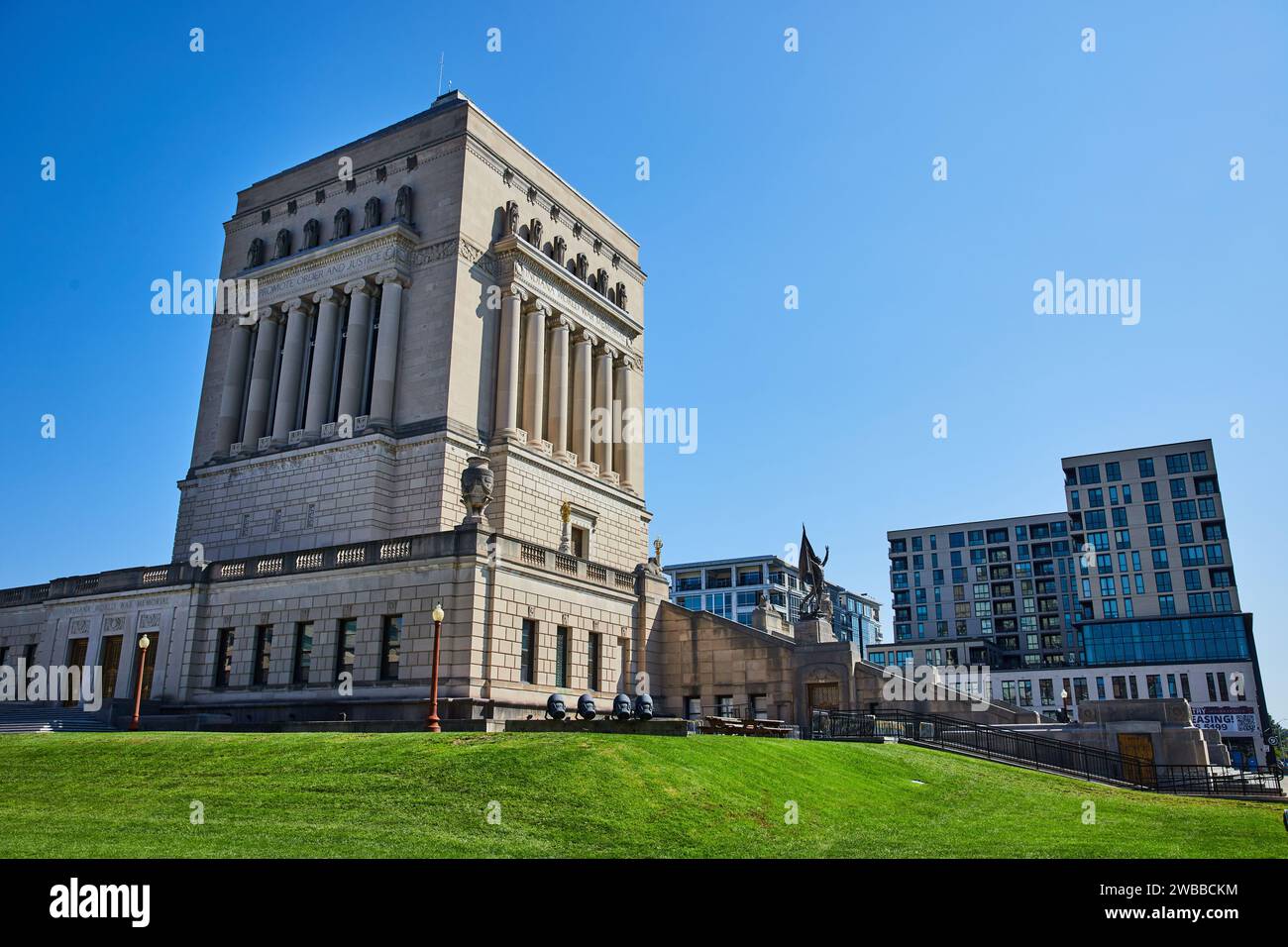 Klassisches Regierungsgebäude mit moderner Stadtkulisse, Indianapolis Stockfoto