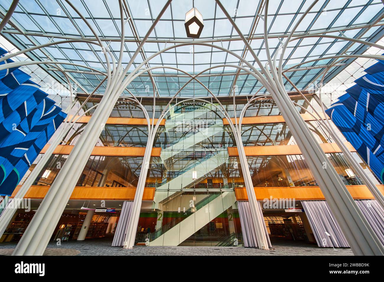 Modern Mall Interior mit Glasdecke und Aufzugsschacht, Indianapolis Stockfoto