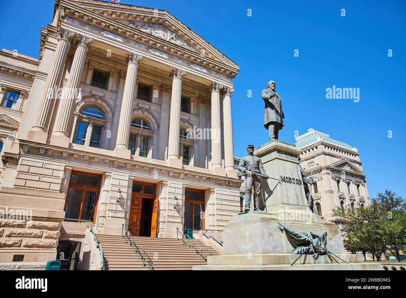 Beaux-Arts Courthouse mit Statuen, Perspektive am Sonnentag Stockfoto