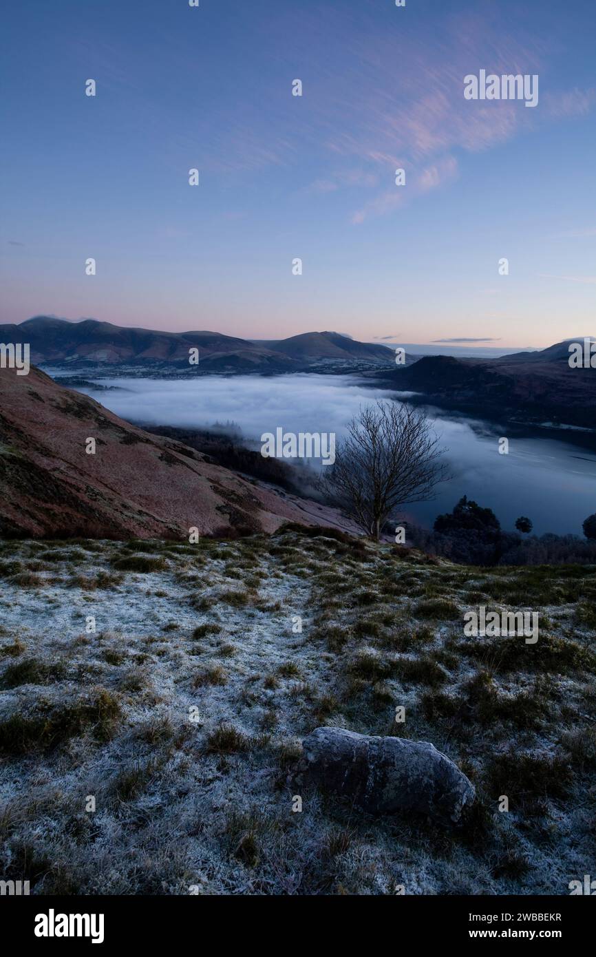 Derwent Water vom Haus Gate zwischen Catbells und Maiden Moor im englischen Lake District aus gesehen Stockfoto