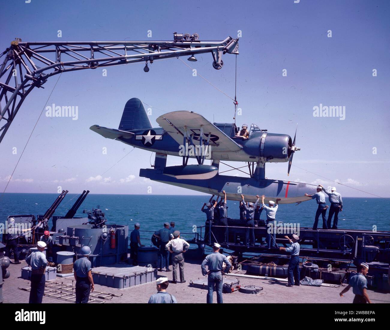 OS2U-Spähflugzeug senkte sich an Bord der USS Missouri in seine Wiege, um für einen weiteren Katapultstart 1944 bereit zu sein Stockfoto