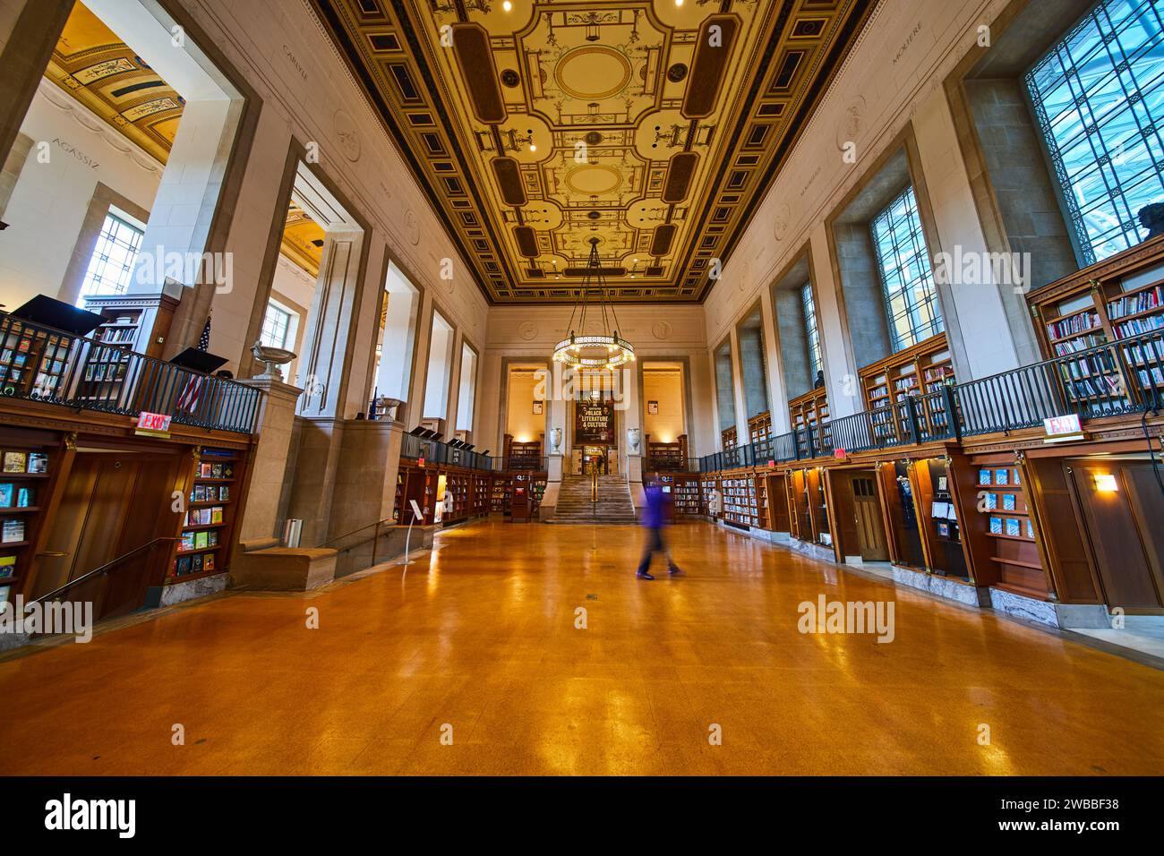 Grand Library Interior mit kunstvoller Decke und Bücherregalen, Indianapolis Stockfoto