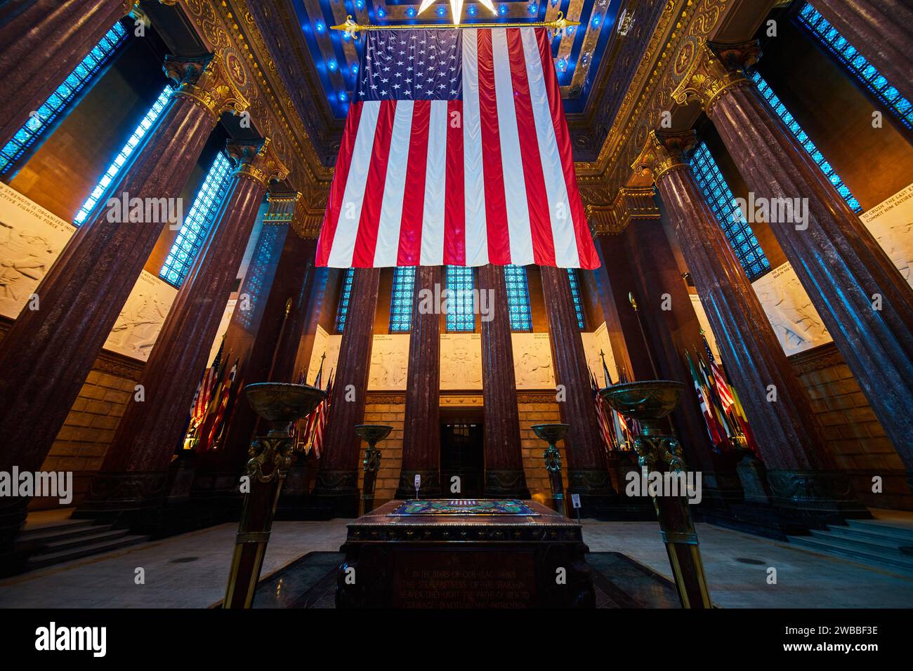 Amerikanische Flagge in der Grand Memorial Hall, patriotisches Ambiente Stockfoto