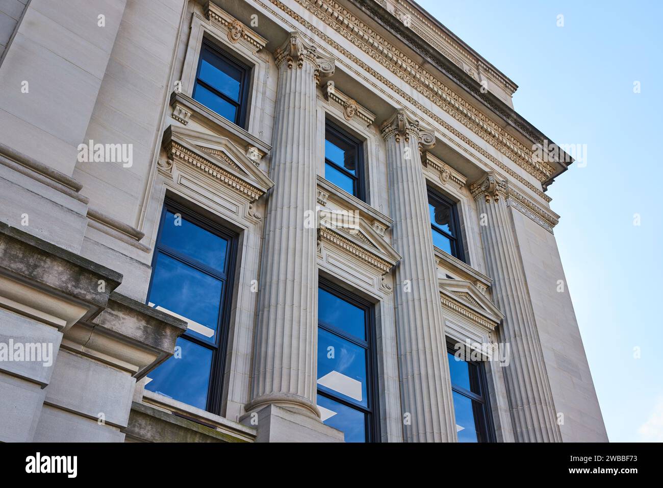 Neoklassizistische Fassade des Gerichtsgebäudes mit korinthischen Säulen, Fort Wayne Stockfoto