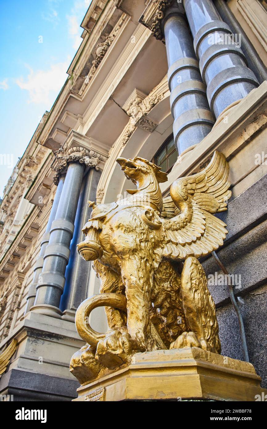 Goldene Griffin-Skulptur mit klassischer Architektur Stockfoto