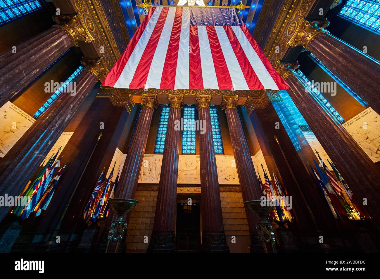 Grand American Flag mit internationalen Bannern im prächtigen Innenraum Stockfoto
