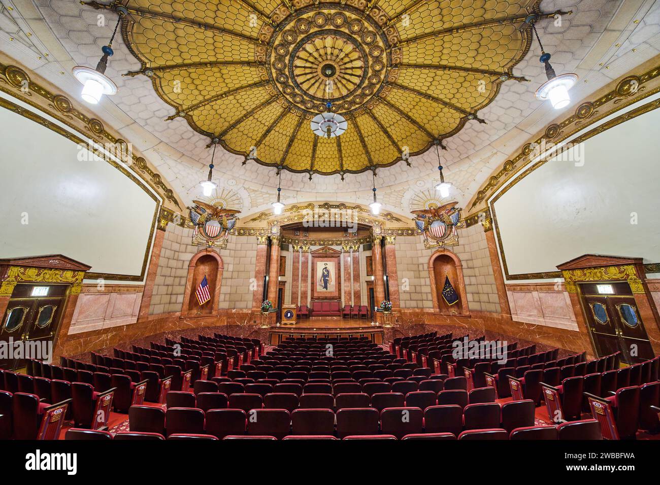 Grand Historic Theater Interior mit kunstvoller Decke und Bühne, Indianapolis Stockfoto