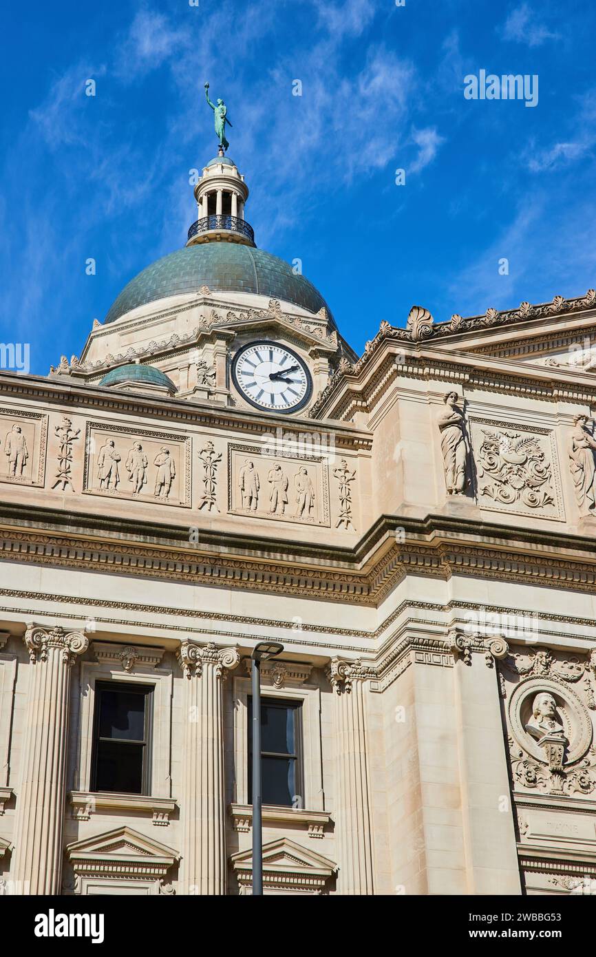 Grand Courthouse Uhr und Kuppel unter blauem Himmel Stockfoto
