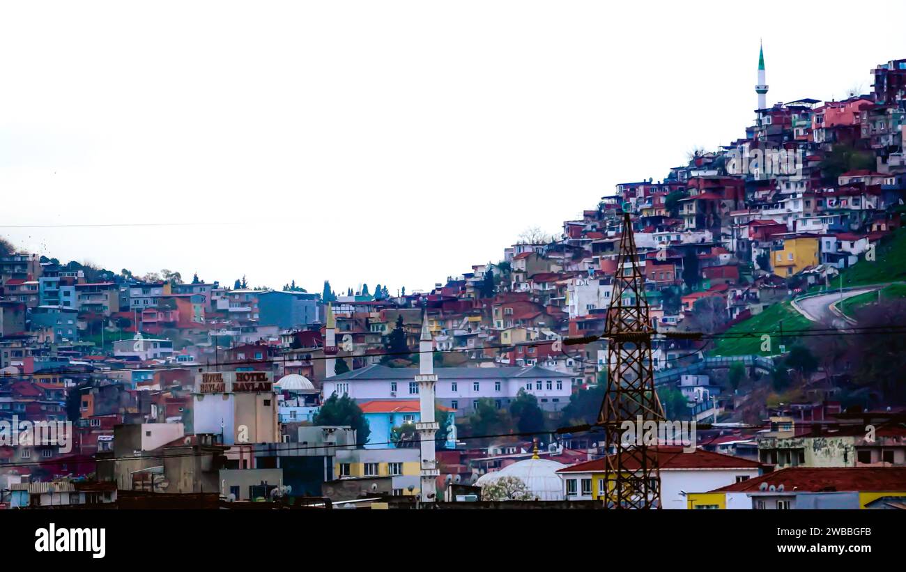 Izmir, Türkei. Januar 2024. Slumviertel im Zentrum von Izmir, armselige Gegend der Großstadt. Fotos, die mit Spezialeffekten aufgenommen und gefärbt wurden. Quelle: İdil Toffolo/Alamy Live News Stockfoto