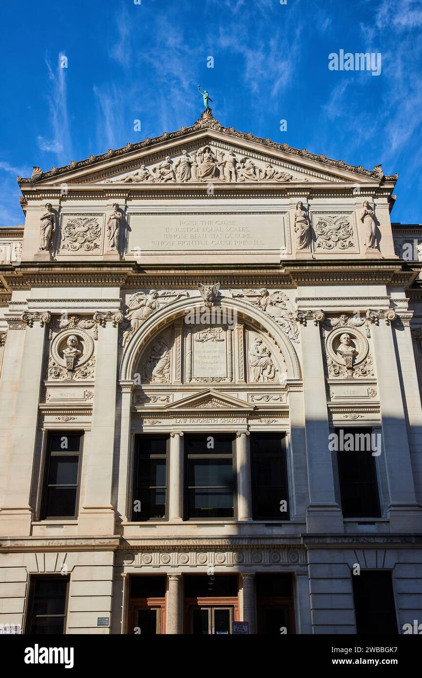 Neoklassizistische Fassade des Gerichtsgebäudes mit Justizskulptur, Blick auf Straßenebene Stockfoto