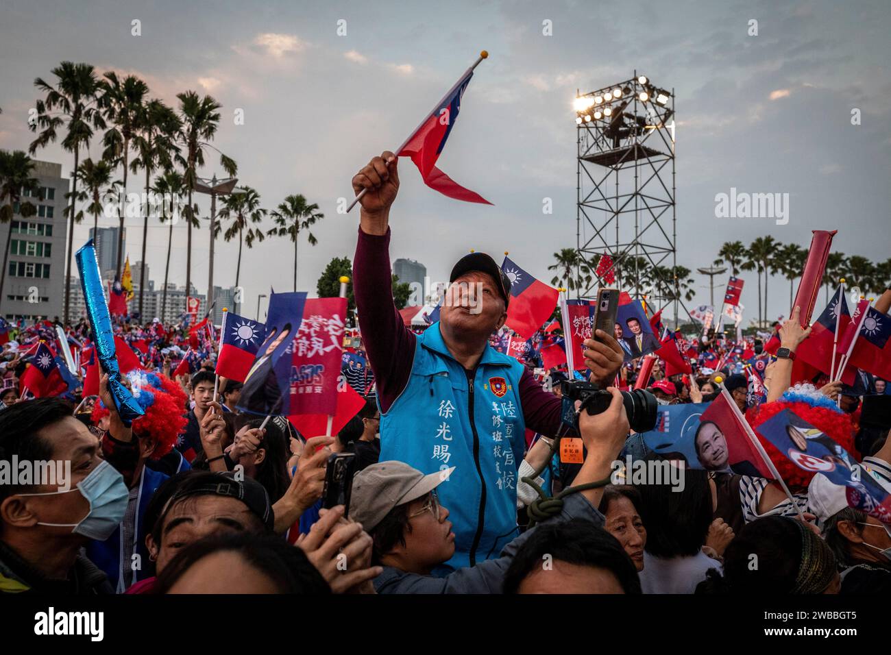 Kaohsiung, Taiwan. Januar 2024. Ein Unterstützer macht ein Selfie mit der Flagge der Republik China (ROC) während einer Wahlkundgebung in Kaohsiung. In der letzten Woche der Präsidentschaftswahlen in Taiwan 2024 veranstaltete die chinesische Nationalistische Partei Kuomintang (KMT) am Sonntagnachmittag eine massive Wahlkampfkundgebung in Kaohsiung, Taiwan. (Foto: Alex Chan TSZ Yuk/SOPA Images/SIPA USA) Credit: SIPA USA/Alamy Live News Stockfoto