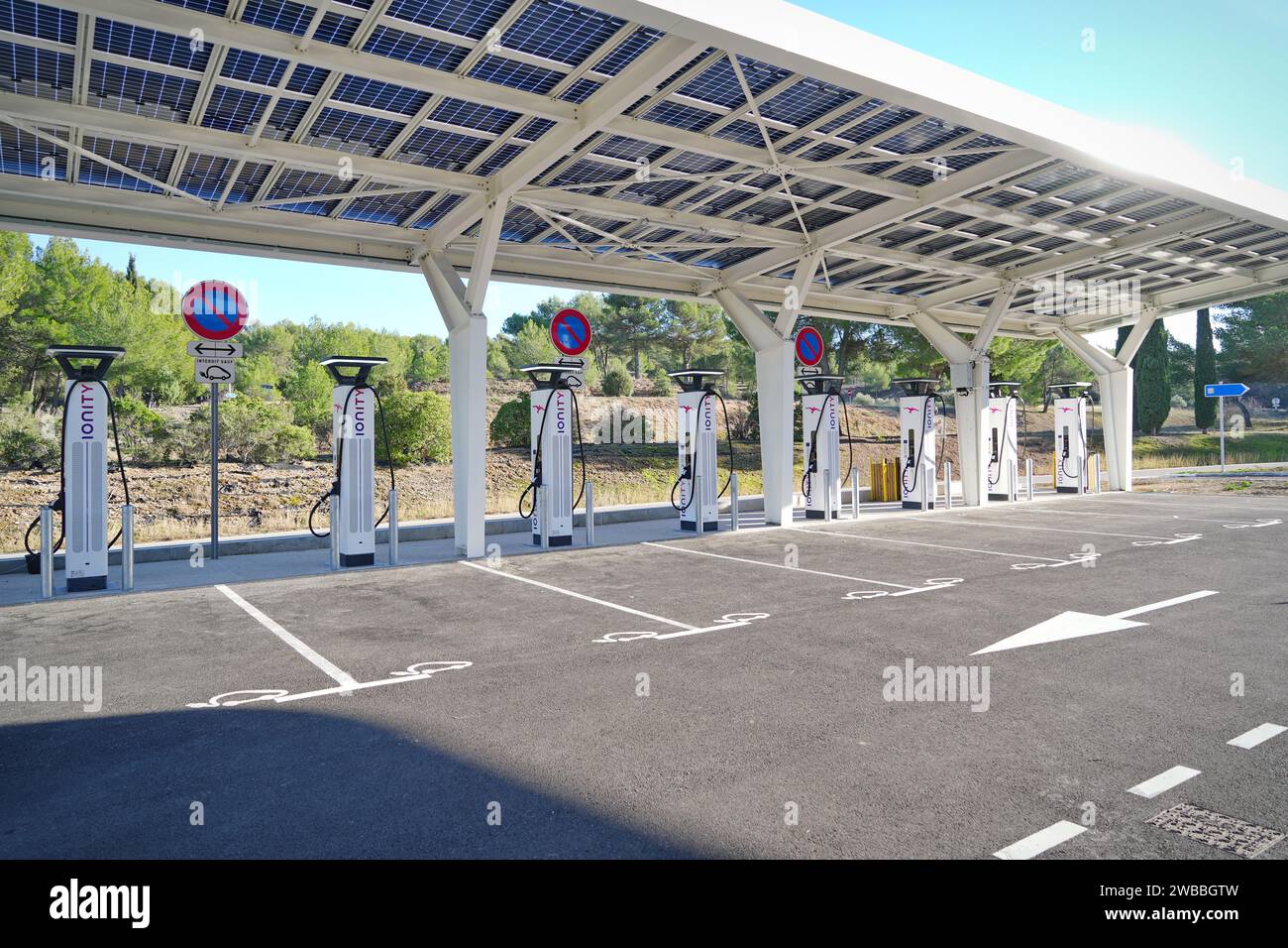 GAP, Frankreich - 31. Dezember 2023: Tankstelle für schnelles elektrisches Laden auf Autobahnen Stockfoto