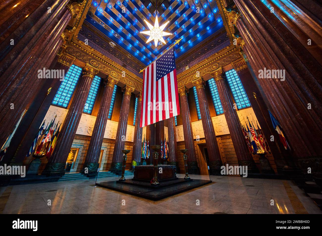 Amerikanische Flagge in der Grand Hall mit State Banners, flacher Blick Stockfoto
