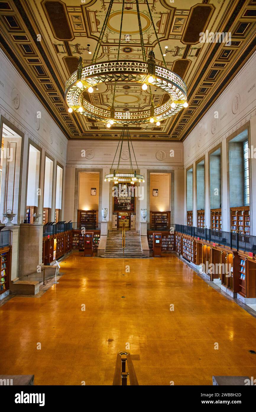 Innenraum der großen Bibliothek mit schwarzem Literaturbanner und Kronleuchter Stockfoto