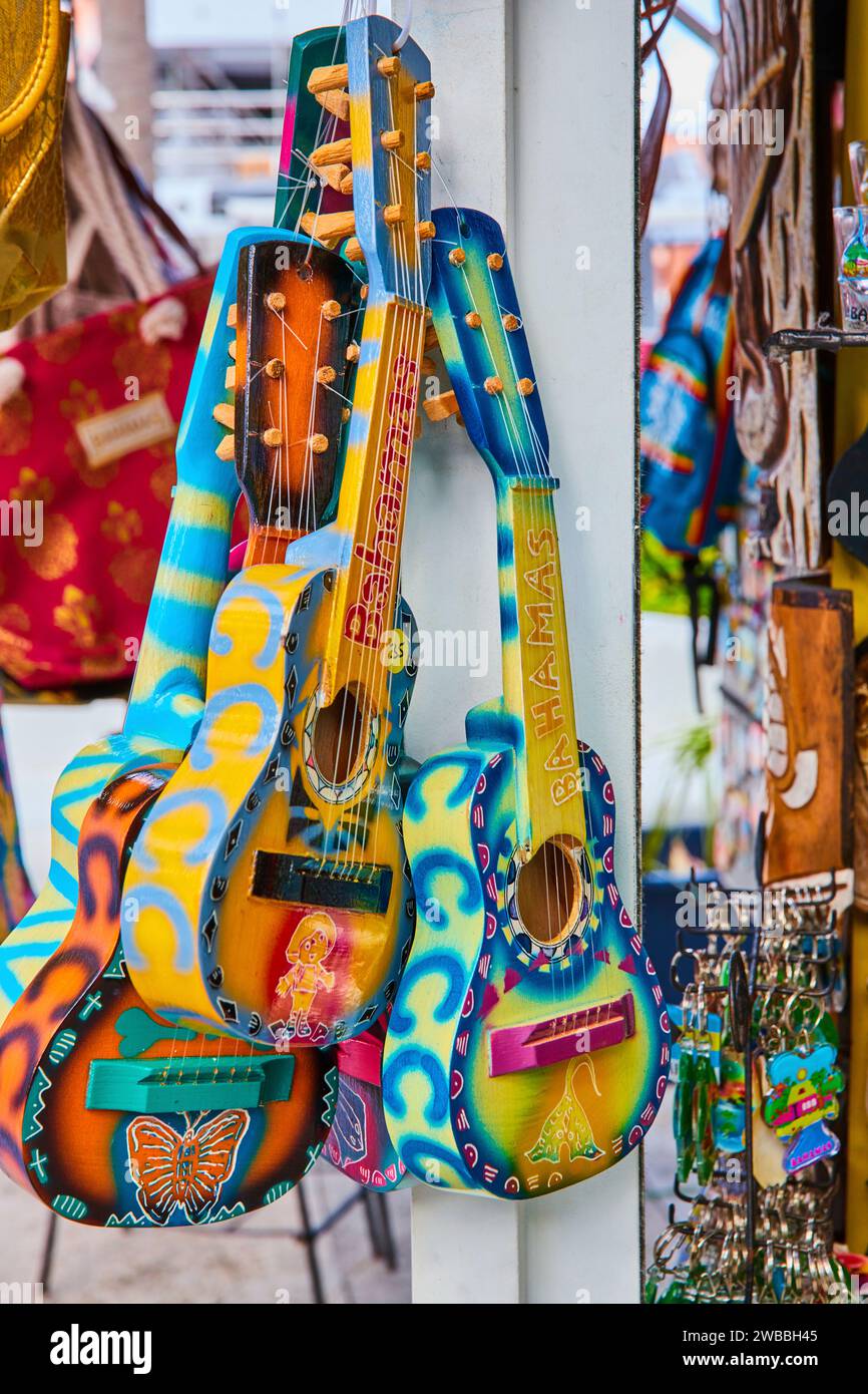 Bunte Handbemalte Miniaturgitarren, Bahamas Souvenirs, Market Display Stockfoto