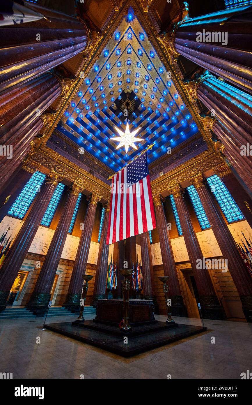 Große amerikanische Flagge im historischen Innenraum mit Sternendecke und Säulen Stockfoto